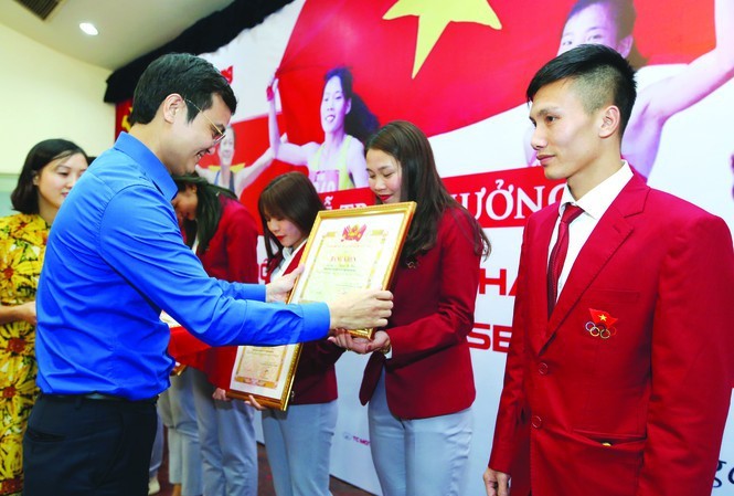SEA Games 30에서 높은 성과를 달성한 베트남 육상선수에 대한 시상식 - ảnh 1