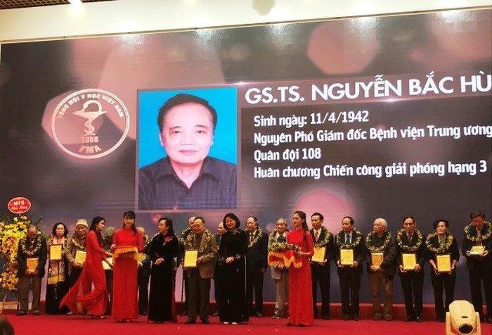 베트남 의학총회, 모범 회원들에 대해 표창 - ảnh 1