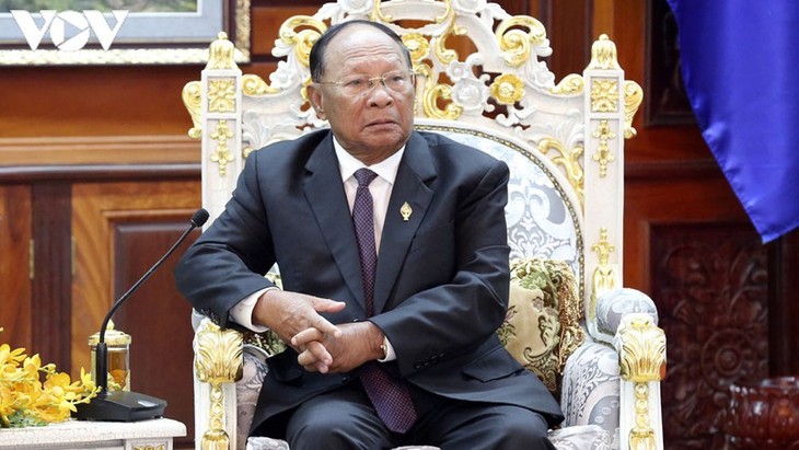 캄보디아 국회의장, 레 카 피에우 전서기장 별세 조전을 전달 - ảnh 1