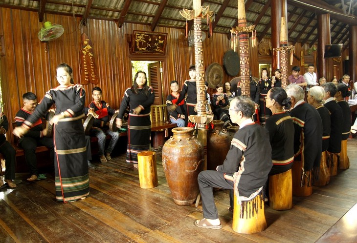 에데 (Ê Đê) 소수민족의 경로 문화, 건강 경축식 - ảnh 1