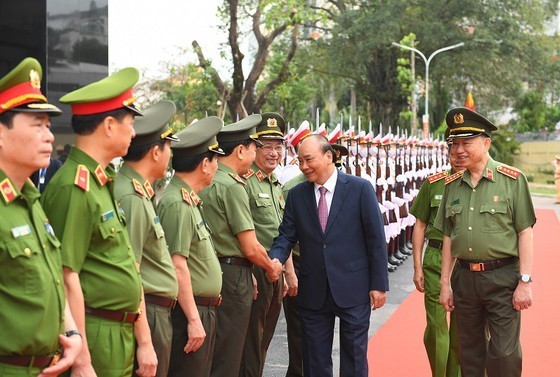 응우옌 쑤언 푹 총리, 전국 공안 회의에 참여 - ảnh 1