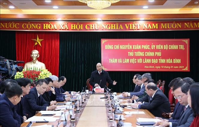 응우옌 쑤언 푹 총리 : 화빈성, 발전을 위해 수도 하노이와의 인접 잠재력을 더욱 개발해야 - ảnh 1