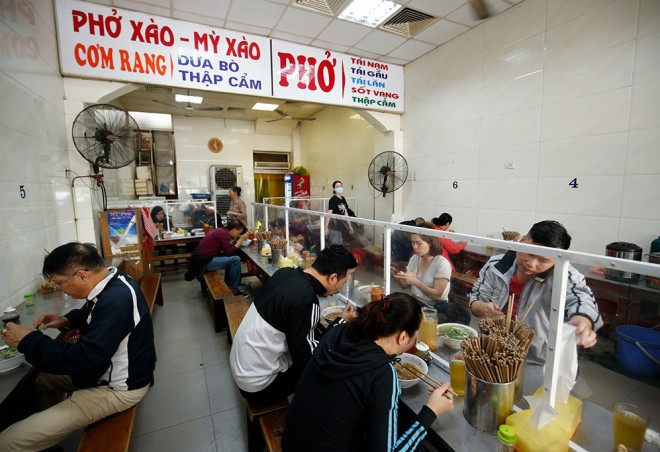 하노이 : 3월 2일 밤 12시부터 실내 식당, 음식 서비스 재개 - ảnh 1