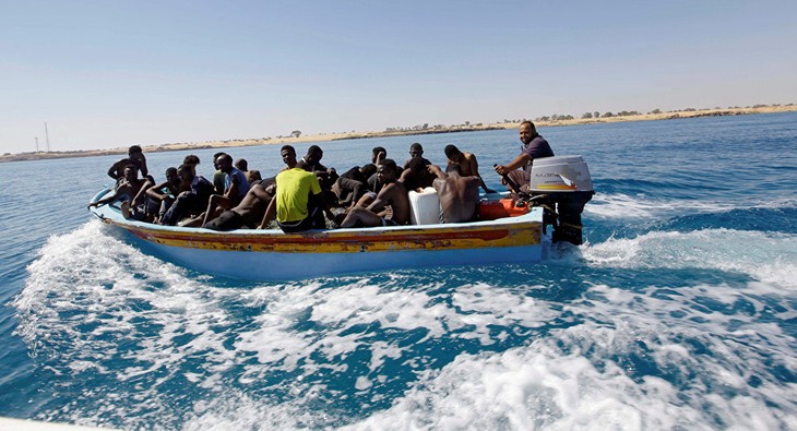Crise migratoire: L'UE cherche à limiter l'exportation de canots gonflables vers la Libye - ảnh 1