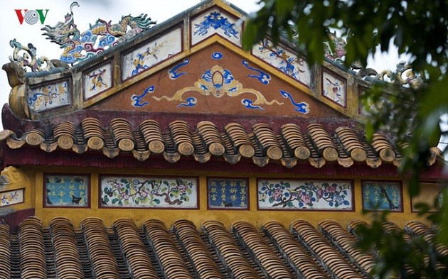 La littérature gravée sur l’architecture royale de Hue exposée à Hanoï - ảnh 2