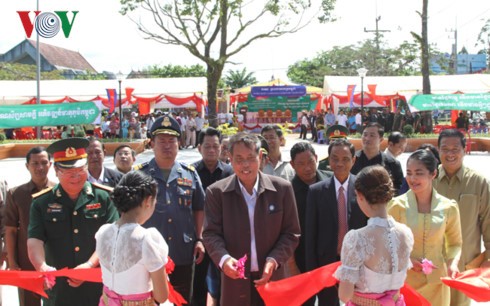 Inauguration du monument de l’amitié Vietnam-Cambodge à Koh Kong - ảnh 1