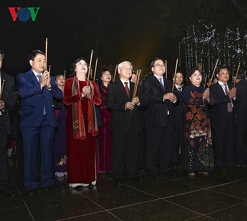 Nguyen Phu Trong brûle des bâtonnets d’ensens en l’honneur du roi Ly Thai To - ảnh 1