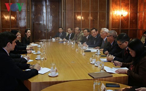 Le vice-président de l’AN Uông Chu Luu en visite en Roumanie - ảnh 1