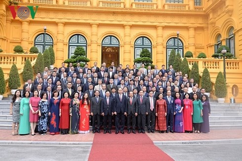 Le chef de l’État rencontre les chefs des représentations diplomatiques vietnamiennes - ảnh 1