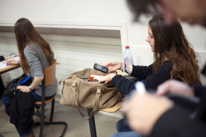 La France bannit le téléphone portable à l'école - ảnh 1