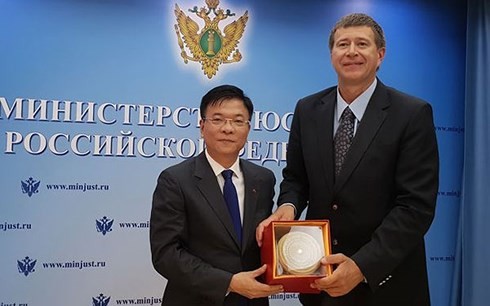 Le ministre vietnamien de la Justice rencontre son homologue russe - ảnh 1
