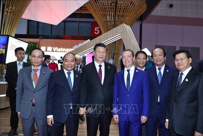 Le PM Nguyên Xuân Phuc achève sa visite à la CIIE 2018 - ảnh 1
