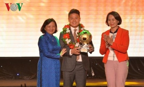 Football: Quang Hai reçoit le ballon d’or 2018 - ảnh 1