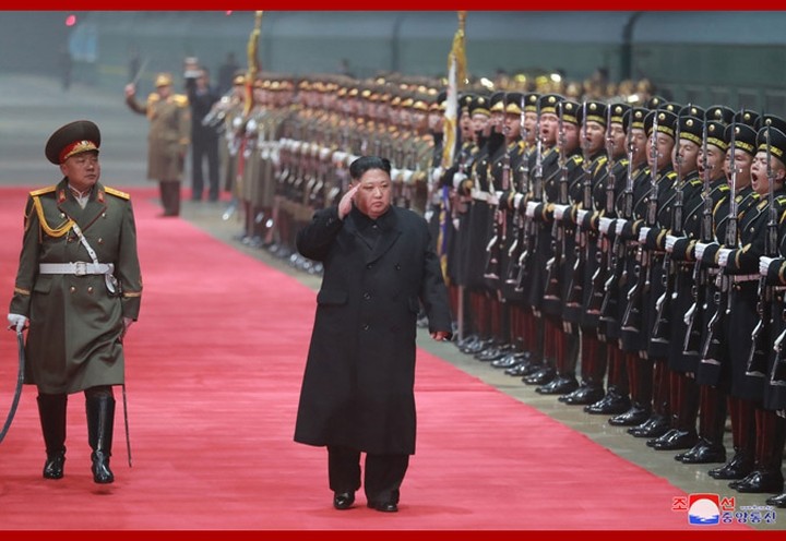 Retour de Kim Jong-un à Pyongyang après son déplacement au Vietnam - ảnh 1