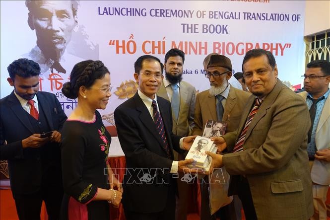 La biographie de Ho Chi Minh traduite en bengali - ảnh 1