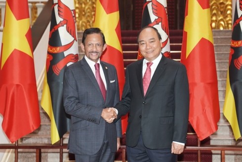 Le sultan de Brunei reçu par Nguyên Xuân Phuc - ảnh 1