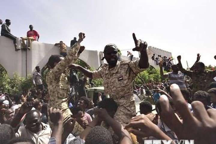 Soudan: des milliers de manifestants défient le couvre-feu   - ảnh 1