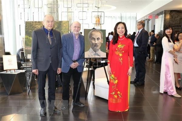 Deux peintres canadiens rendent hommage au président Hô Chi Minh - ảnh 1