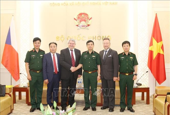 Vojtech Filip reçu par le chef d’état-major général de l’armée vietnamienne - ảnh 1