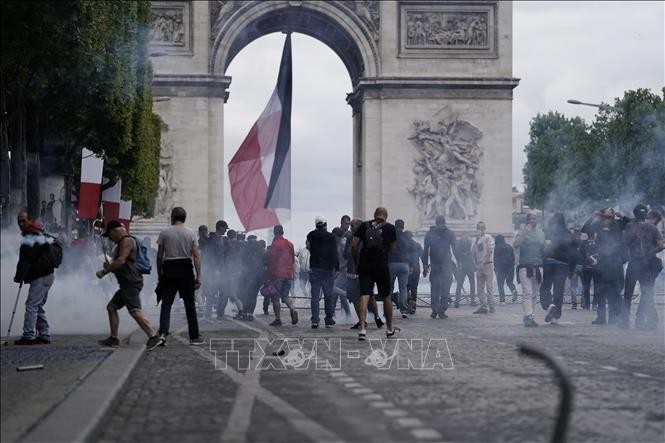 Heurts sur les Champs-Élysées à l'issue du défilé du 14-Juillet - ảnh 1