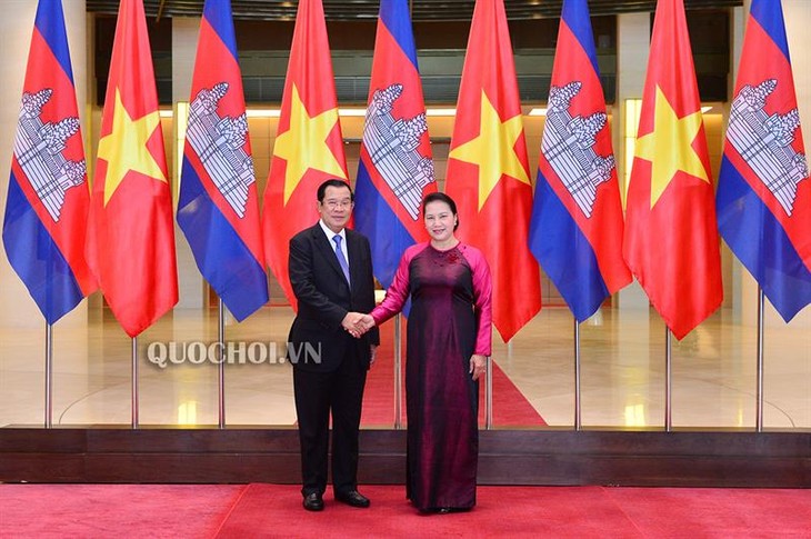 Le Premier ministre cambodgien rencontre la présidente de l’AN vietnamienne - ảnh 1