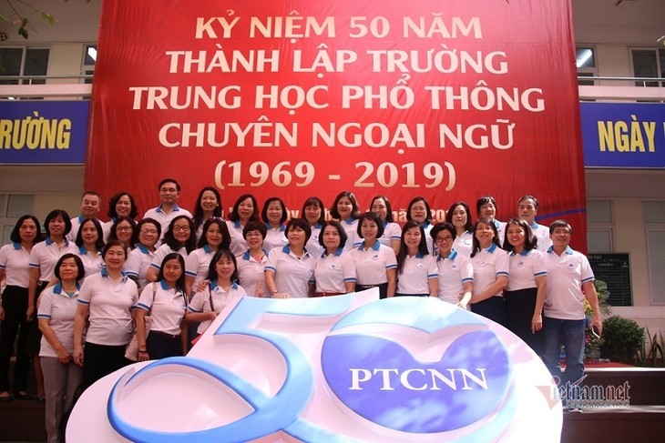 50 ans du lycée à options de langues étrangères de l’Université nationale de Hanoi - ảnh 1