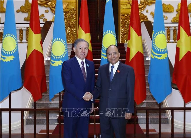 Nguyên Xuân Phuc reçoit le président de la Chambre basse kazakh   - ảnh 1
