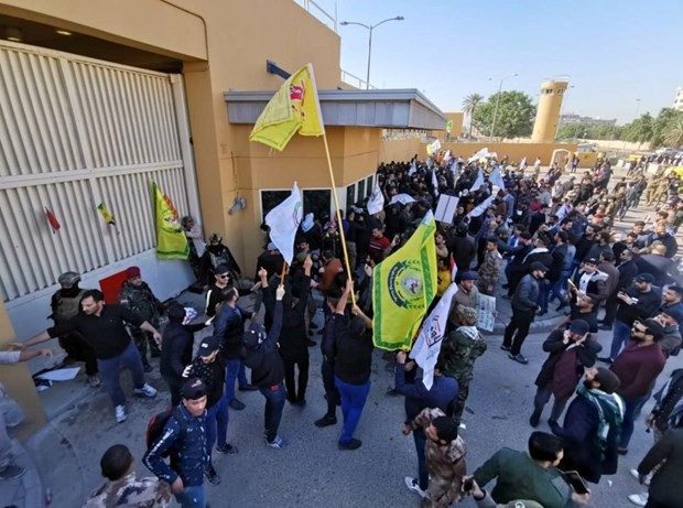 Irak : l’ambassade des États-Unis attaquée par des manifestants à Bagdad - ảnh 1