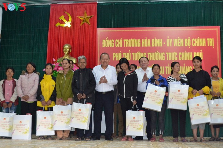 Truong Hoà Binh remet des cadeaux aux minorités ethniques de Quang Tri - ảnh 1