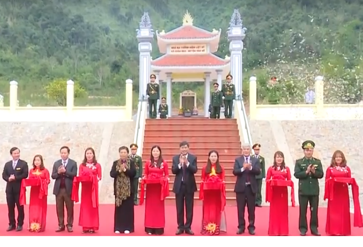 Tong Thi Phong offre des cadeaux de Têt à Son La - ảnh 1