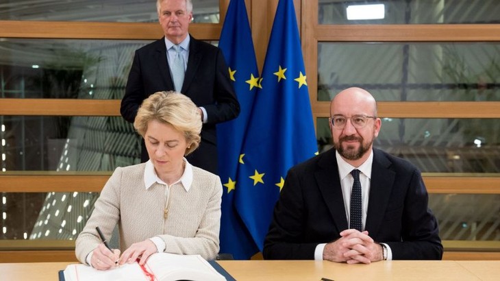 UE: la Commission et le Conseil signent l'accord de Brexit avant la ratification par le Parlement - ảnh 1