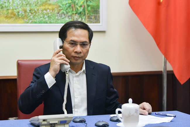 Covid-19 : Bui Thanh Son s’entretient par téléphone avec des diplomates de différents pays - ảnh 1