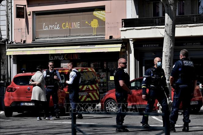 France: 2 morts et 7 blessés dans une attaque au couteau à Romans-sur-Isère  - ảnh 1