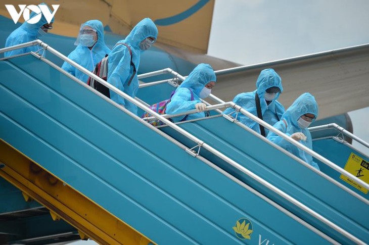 Covid-19 : deux premiers avions ramenant les touristes bloqués à Danang - ảnh 1