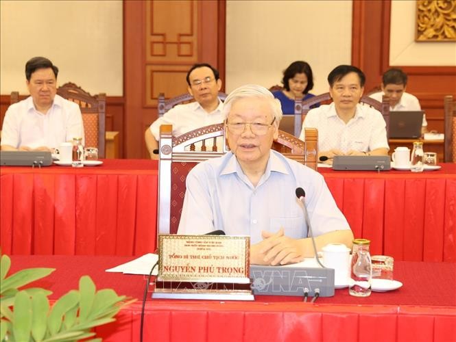 Nguyên Phu Trong travaille avec le comité permanent du Parti de Hanoï  - ảnh 1