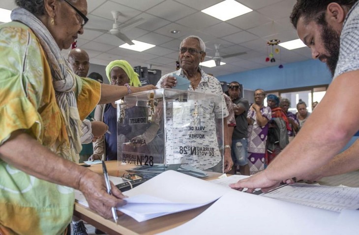Nouvelle-Calédonie: “Non” à l'indépendance avec 53,26 % des voix, en recul par rapport à 2018 - ảnh 1