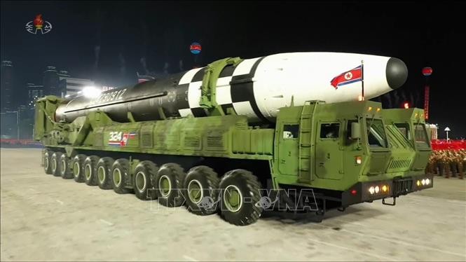 Pyongyang présente un missile balistique intercontinental géant lors d'un défilé militaire - ảnh 1