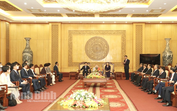 Le président de l’Assemblée nationale sud-coréenne en visite à Ninh Binh - ảnh 1