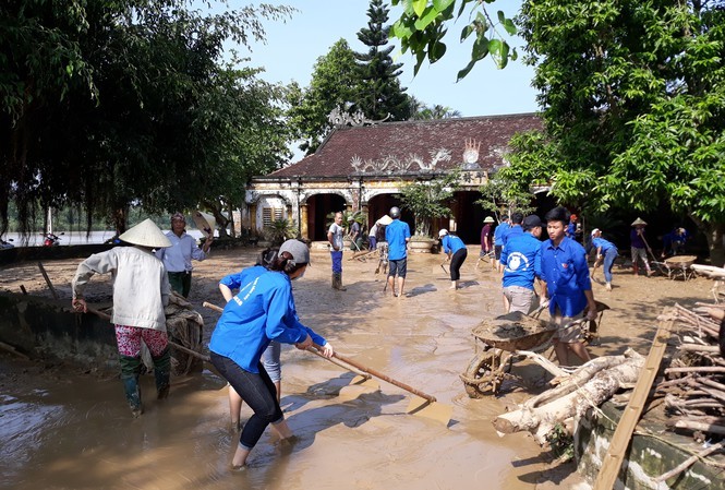 Au chevet des étudiants victimes des crues et inondations dans le Centre - ảnh 1