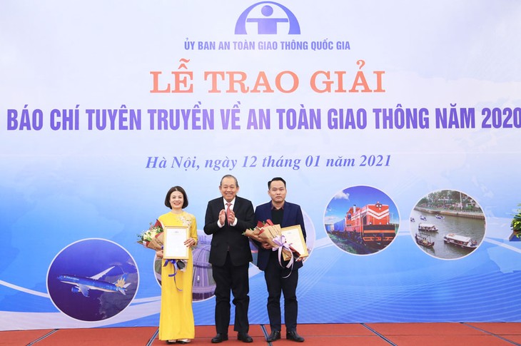 Truong Hoà Binh récompense l’excellence en journalisme sur la sécurité routière - ảnh 1