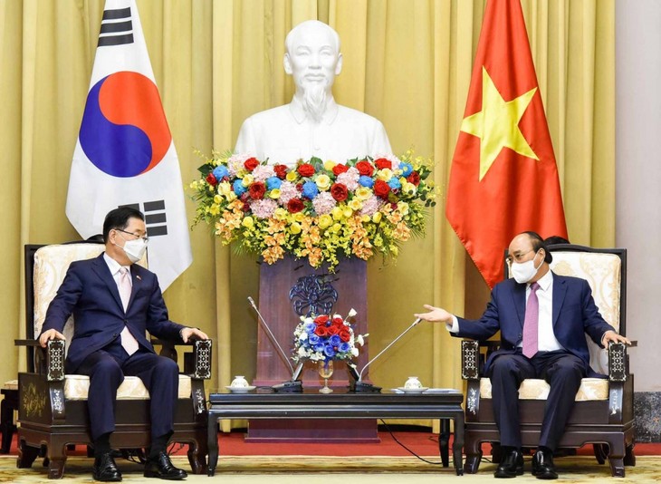 Le ministre  sud-coréen des Affaires étrangères reçu par Nguyên Xuân Phuc - ảnh 1