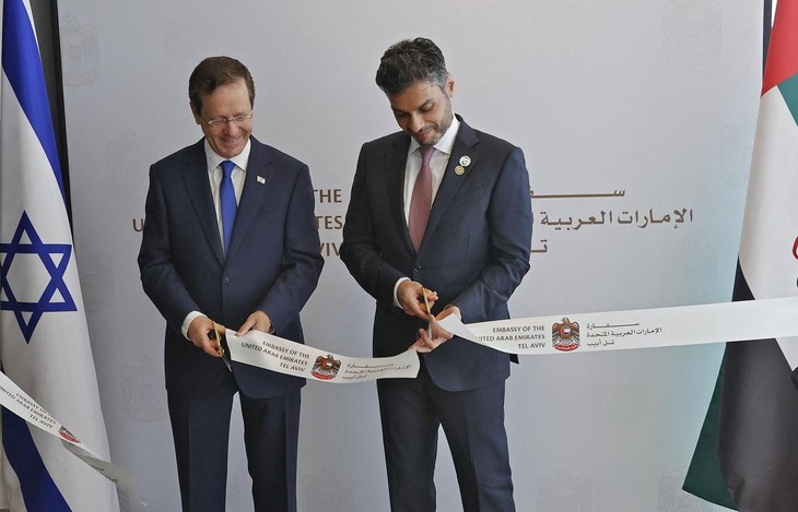Les Émirats arabes unis ouvrent leur première ambassade en Israël - ảnh 1