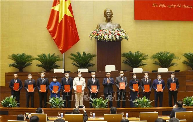 Vuong Dinh Huê remet leur acte de nomination aux nouveaux dirigeants de l’AN - ảnh 1