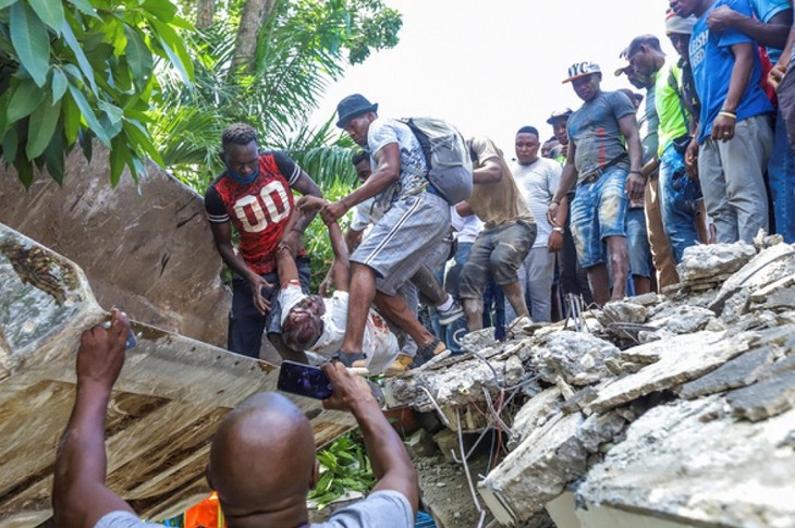 Puissant séisme à Haïti: le bilan s'alourdit à près de 1300 morts - ảnh 1
