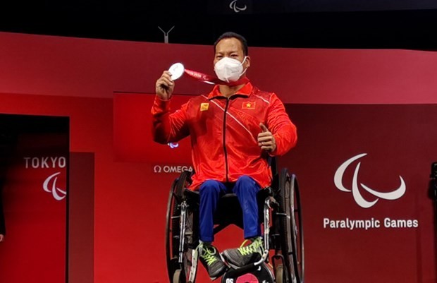 Jeux Paralympiques de Tokyo: une médaille d’argent pour l’haltérophile Lê Van Công - ảnh 1