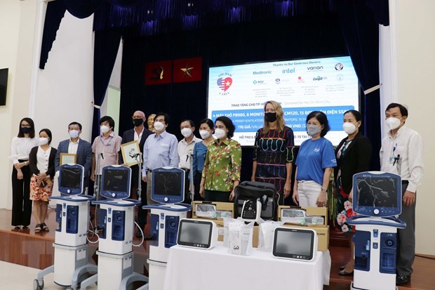La Chambre de commerce américaine au Vietnam offre des équipements médicaux à Hô Chi Minh-ville - ảnh 1