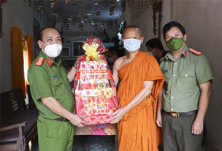 Sen Dolta: les autorités de Vinh Long adressent des voeux aux Khmers - ảnh 1