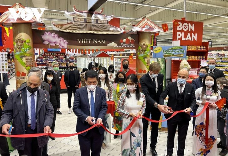 Le Carrefour de Collégien inaugure la Semaine des marchandises vietnamiennes  - ảnh 1