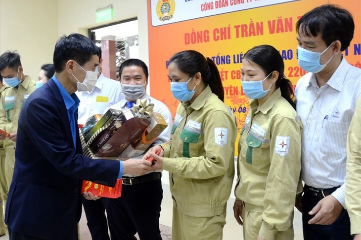 Hanoi: allocations à 10.000 travailleurs en difficulté à l’occasion du Têt 2022 - ảnh 1