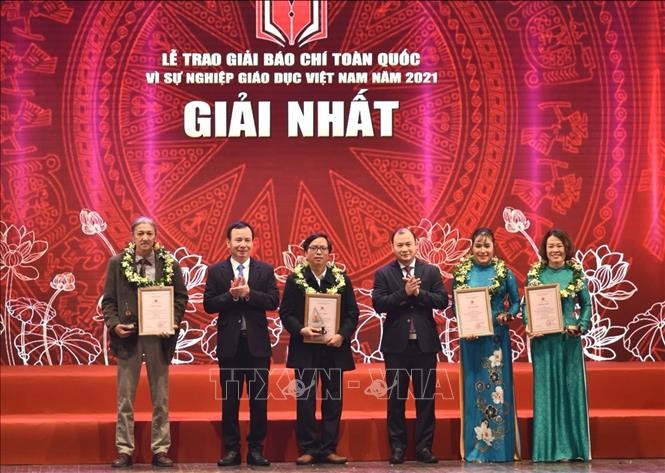 Remise du prix journalistique «Pour l’éducation vietnamienne 2021» - ảnh 1